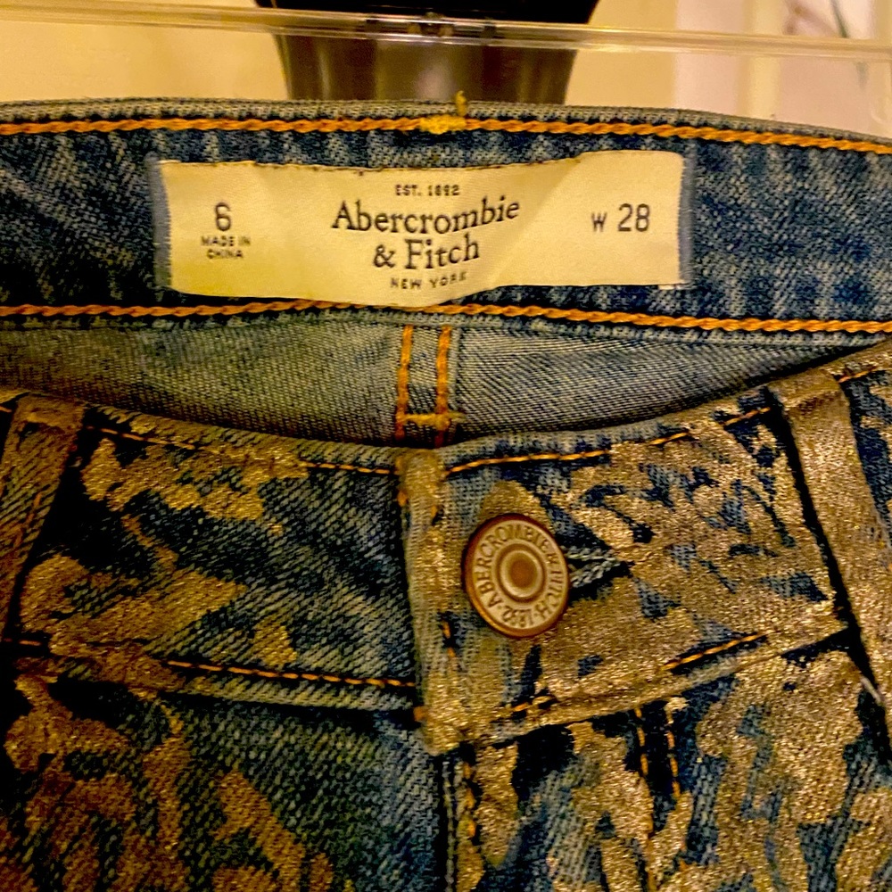 ✨Rare Design✨ Abercrombie & Fitch Jeans, size 6/28.